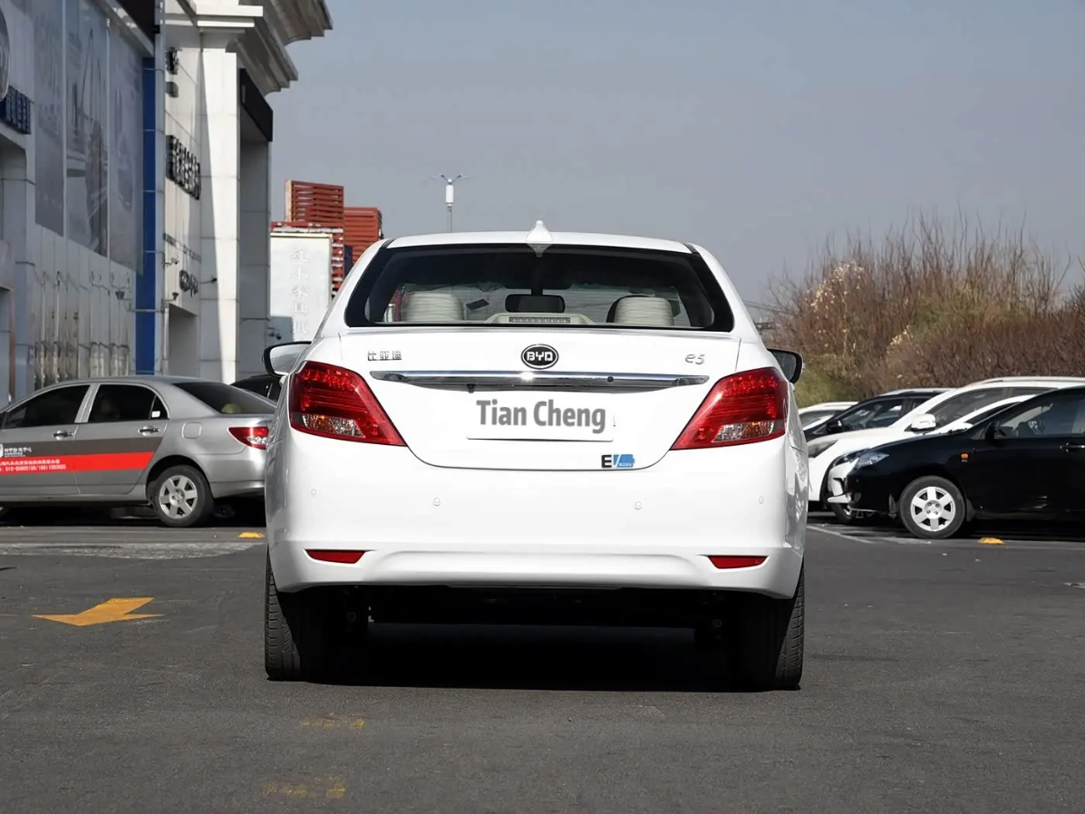 BYD E5 Electric Sedan - White 4-Door EV with Premium Features & Fast Charging