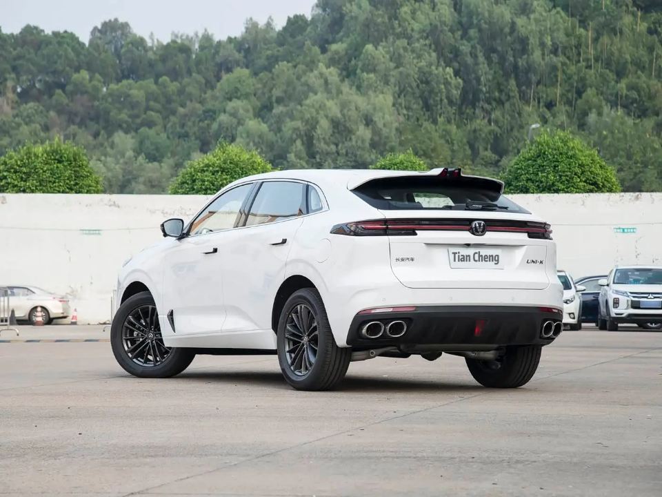 Tian Cheng UNI-K White Luxury SUV | Premium Crossover Vehicle
