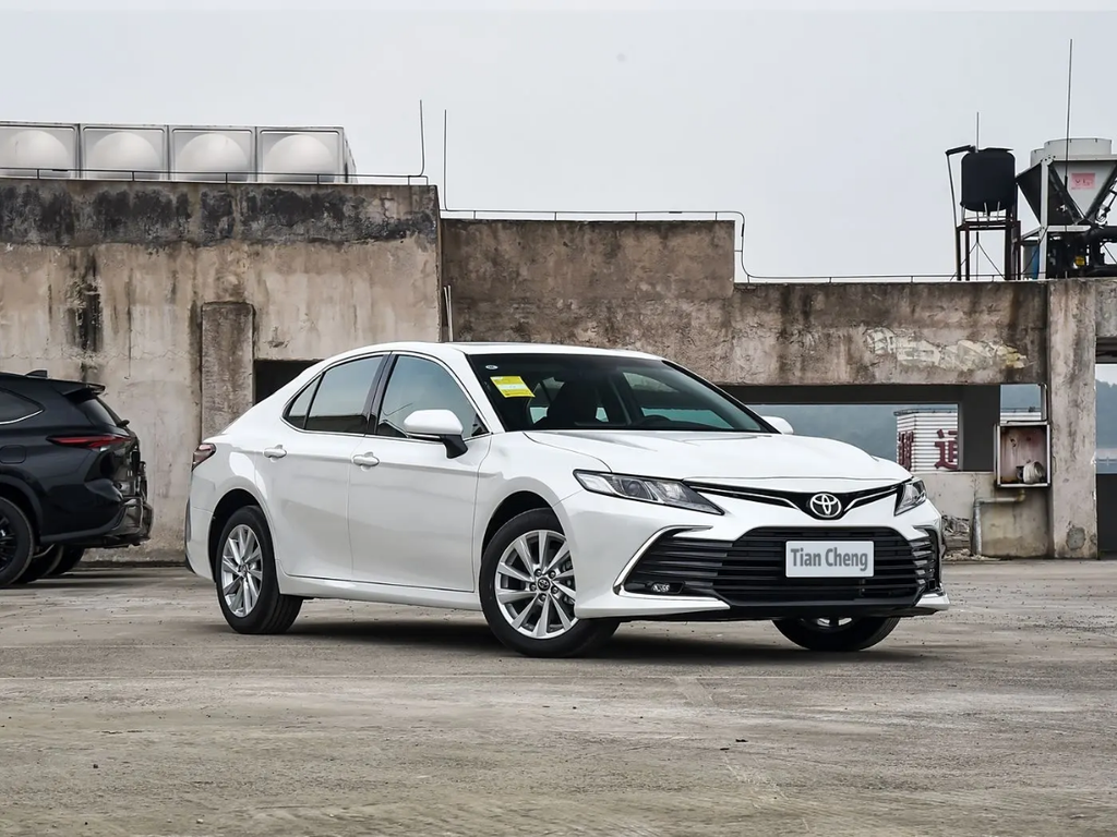 Toyota Camry Sedan - White Pearl 4-Door Luxury Sedan with Premium Features
