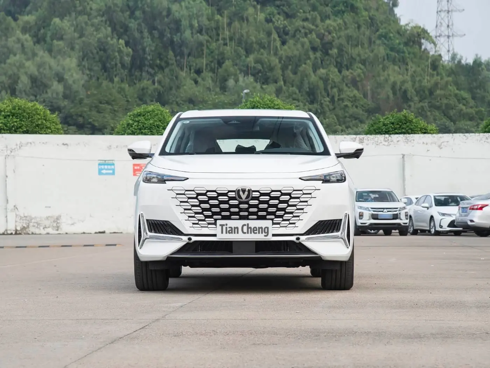 Tian Cheng UNI-K White Luxury SUV | Premium Crossover Vehicle