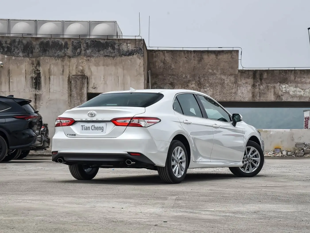Toyota Camry Sedan - White Pearl 4-Door Luxury Sedan with Premium Features