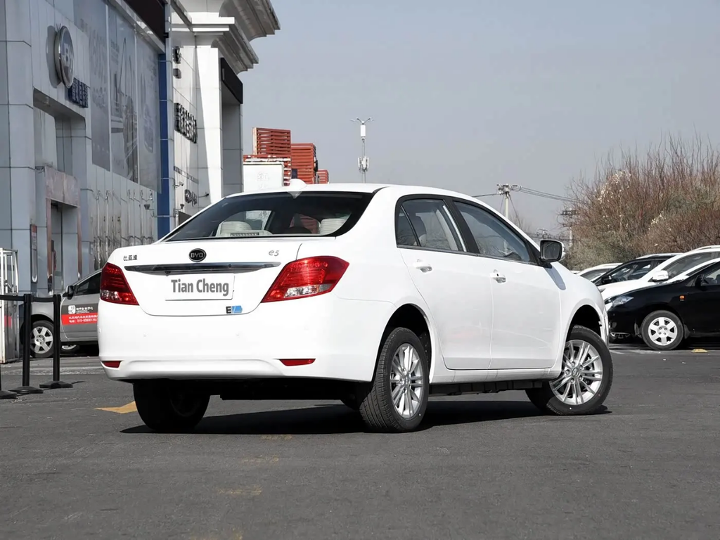 BYD E5 Electric Sedan - White 4-Door EV with Premium Features & Fast Charging