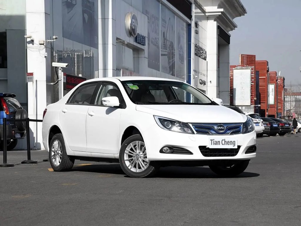BYD E5 Electric Sedan - White 4-Door EV with Premium Features & Fast Charging