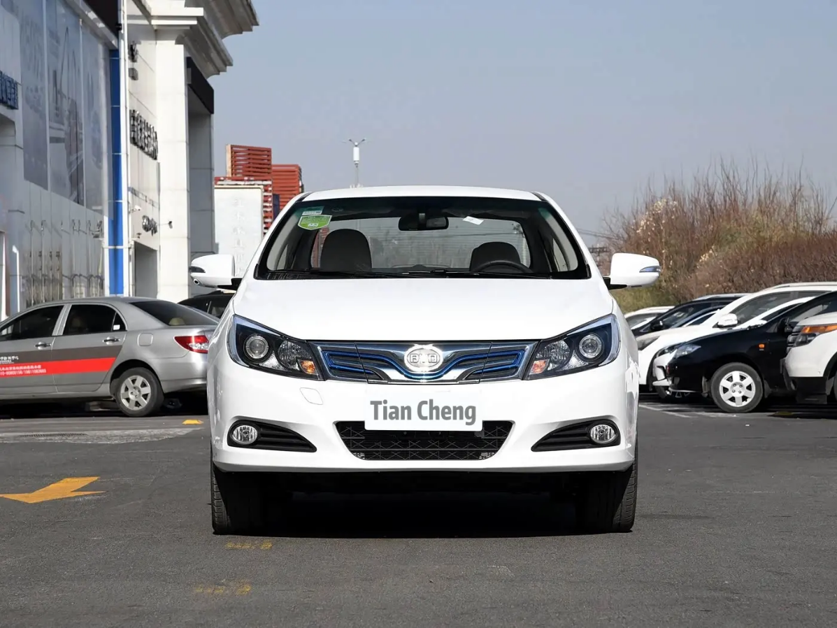 BYD E5 Electric Sedan - White 4-Door EV with Premium Features & Fast Charging