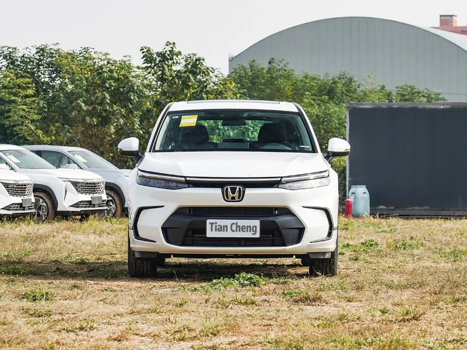 Honda Breeze Hybrid SUV - Premium White 7-Seater Family Vehicle